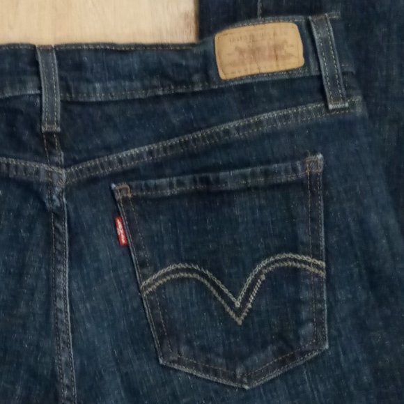 Levi's 10L - (Pre-loved) - Picture 7 of 11